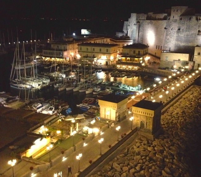 Camera d'albergo con vista su Castel Dell'Ovo, uno dei simboli di Napoli